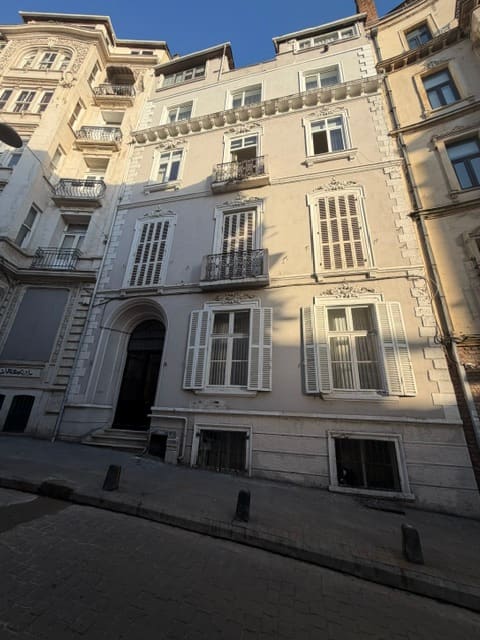 Cihangir - Çukurcuma Historical building large 2+1 apartment for rent